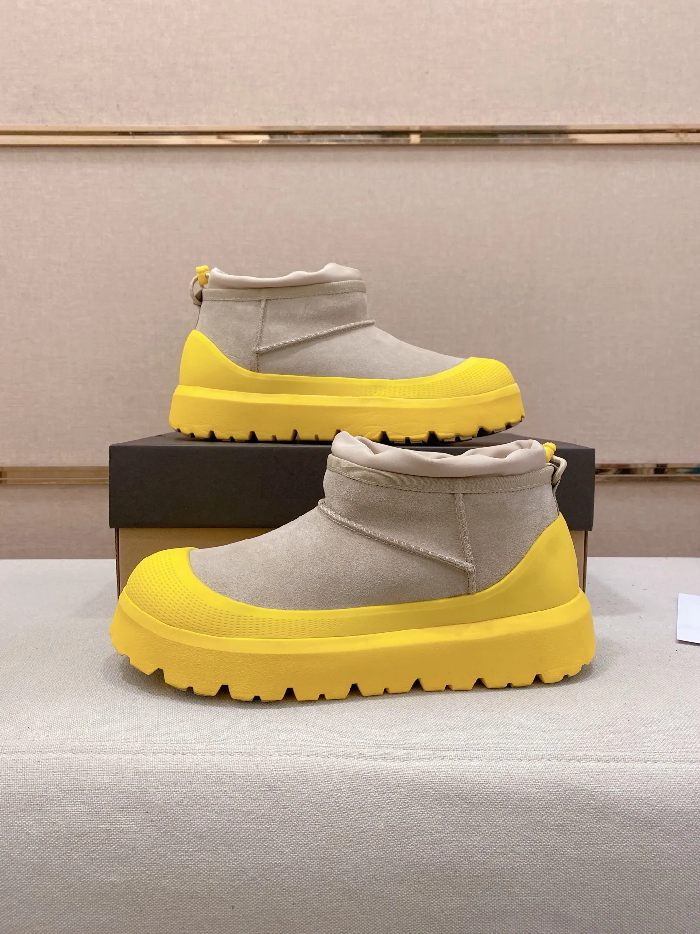 Factory price: 500💰Couple model💏 Same style as Wang Yibo, North American men's shoes Ugg ☃️In the special sale of new high-quality men's shoes snow boots in autumn and winter, the nemesis of extreme cold weather! Made of cowhide leather, merino wool lining, and original outsole, whether driving, outdoor or daily wear, there is always one that suits you! Male and female size: 35-46.